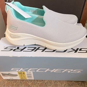 NWT Skechers Arch Comfort Slip Ons